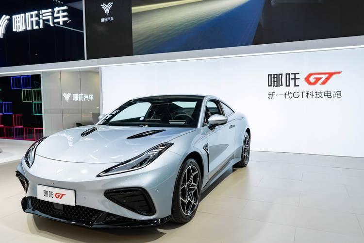 成都216哪吒汽车在智能汽车领域的表现，领途汽车在新能源汽车市场中的影响力